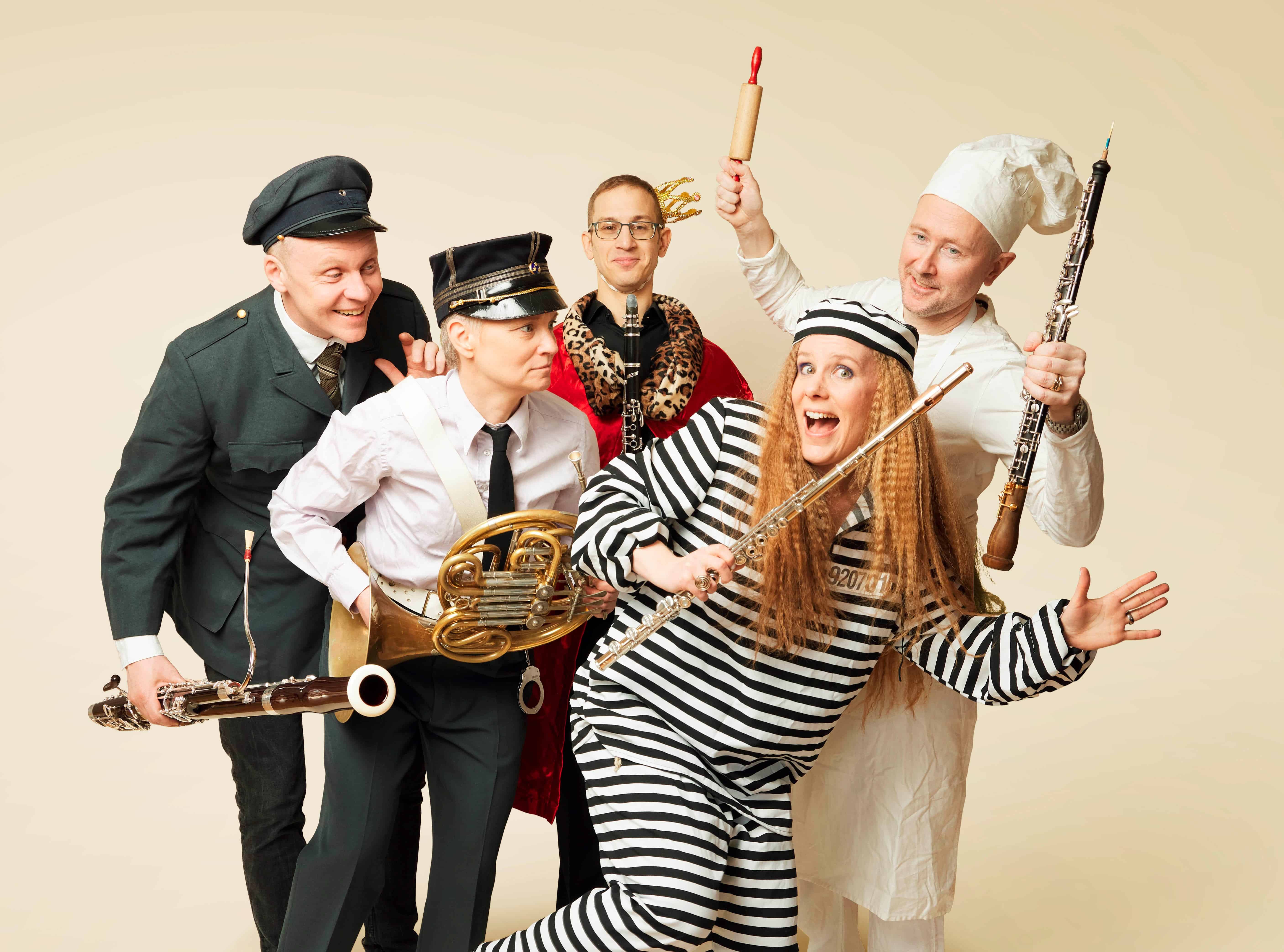 Crusellkvintetten utklädda tillsammans med sina instrument